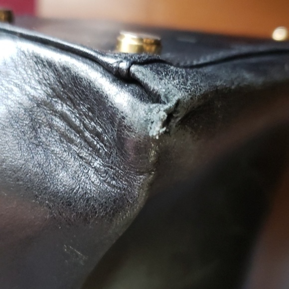 𝅺FERRAGAMO black leather tote. - Picture 3 of 8